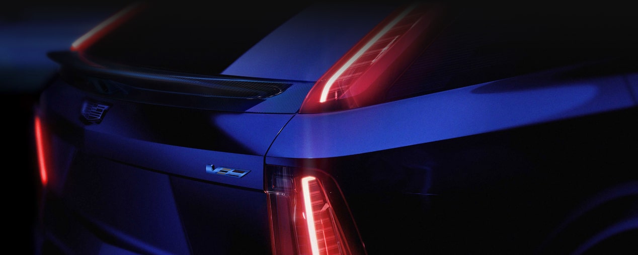 Primer plano del logo de V-Series en la parte trasera de la Cadillac OPTIQ-V 2026