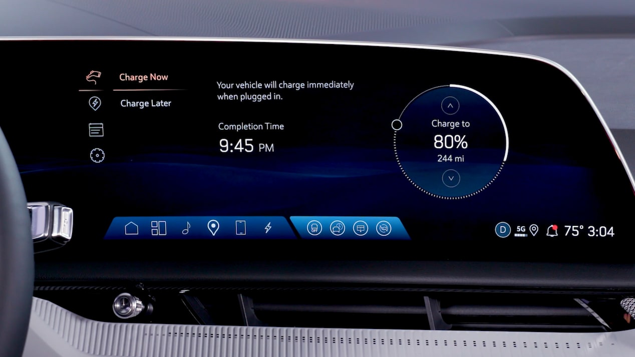 Vista en primer plano de la pantalla de infoentretenimiento de una Cadillac OPTIQ 2026, en la que se muestra la aplicación de carga