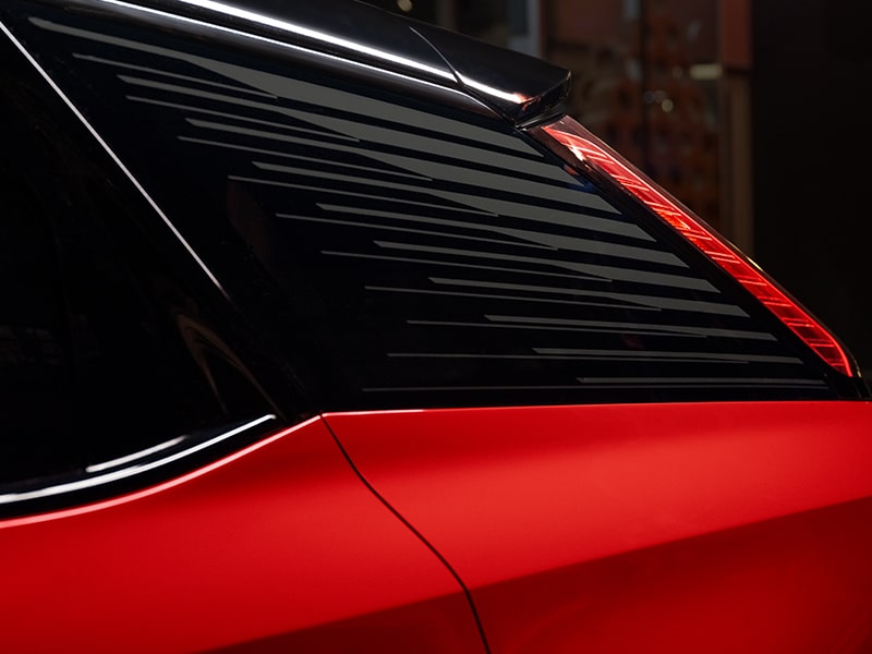 Vista lateral de los detalles de las ventanas traseras en la Cadillac OPTIQ 2026