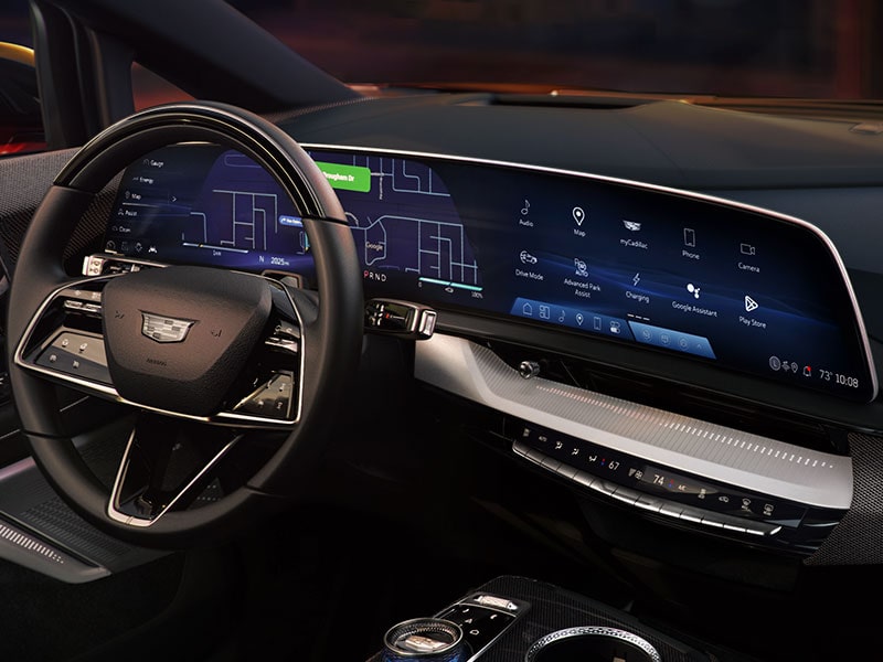 Primer plano del volante y la pantalla de infoentretenimiento de 33" de Cadillac OPTIQ 2027