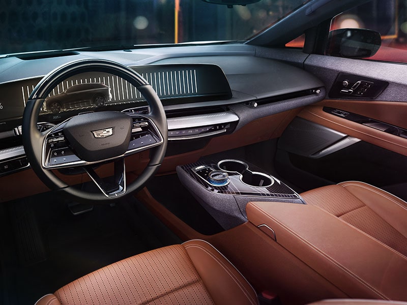 Vista desde el asiento del conductor del interior de una Cadillac OPTIQ 2027 y la pantalla de infoentretenimiento de 33"