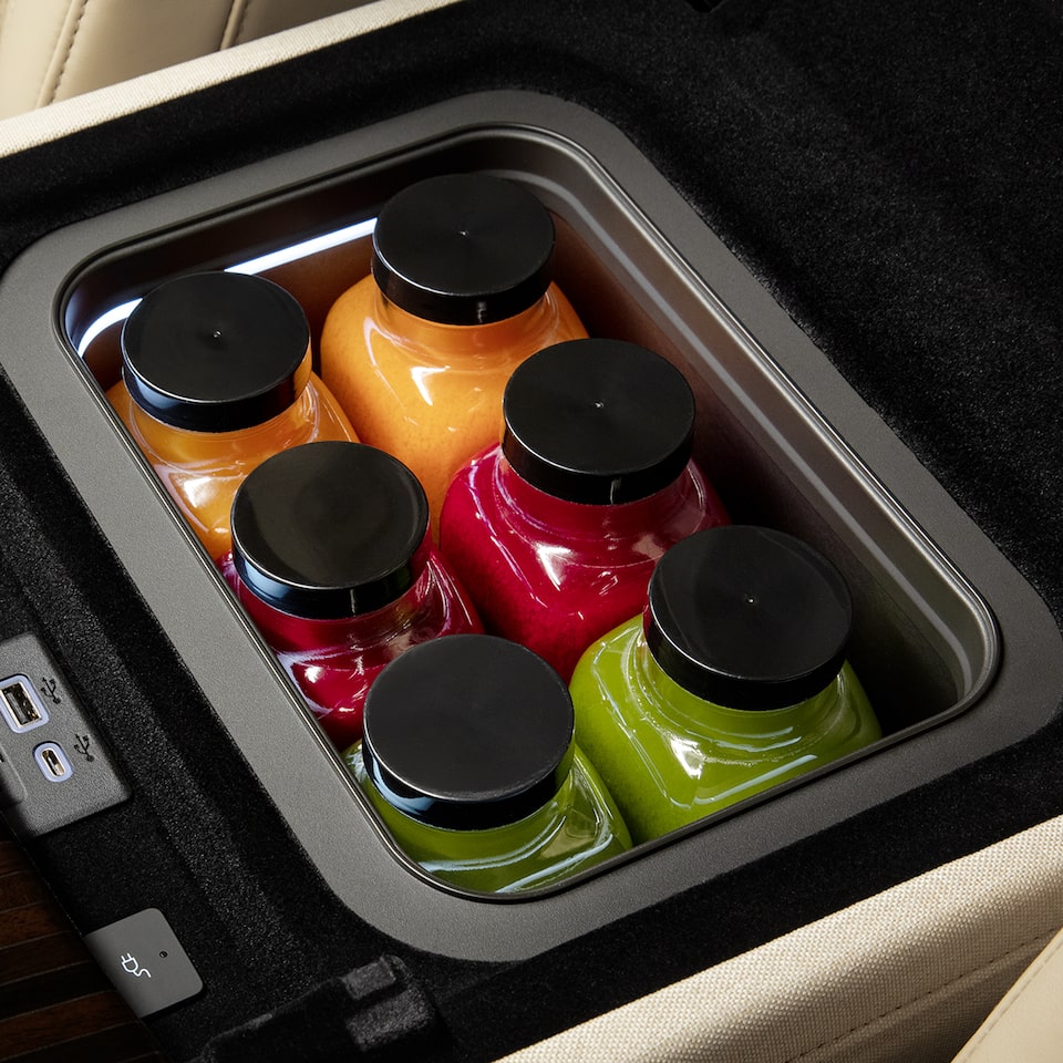 El refrigerador de la consola central de Escalade 2025 con bebidas en el interior