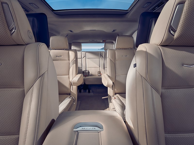 Vista delantera de los amplios asientos de tres filas del Cadillac Escalade 2025