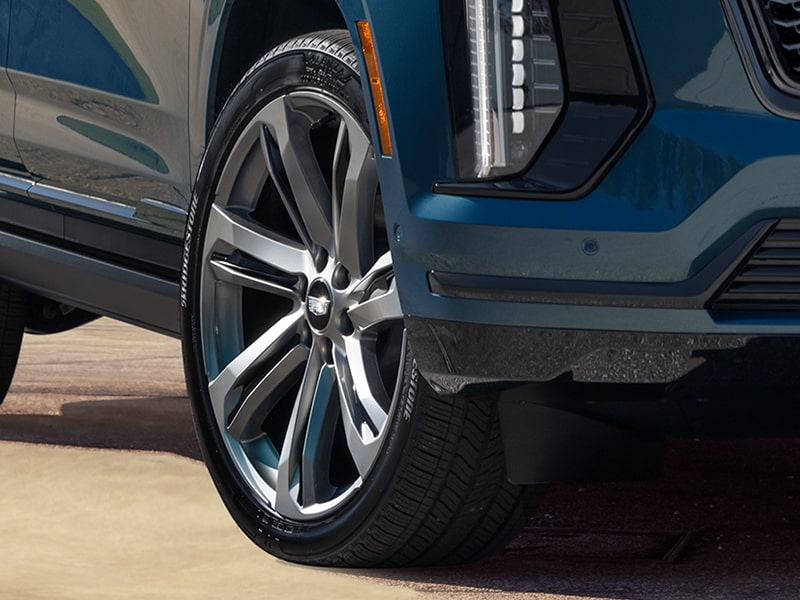 Vista en primer plano de rin de Cadillac Escalade 2025