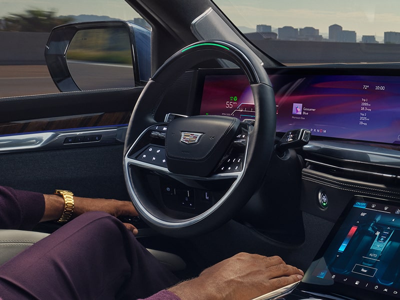 Vista del pasajero de un conductor utilizando la función Super Cruise en Cadillac Escalade 2025
