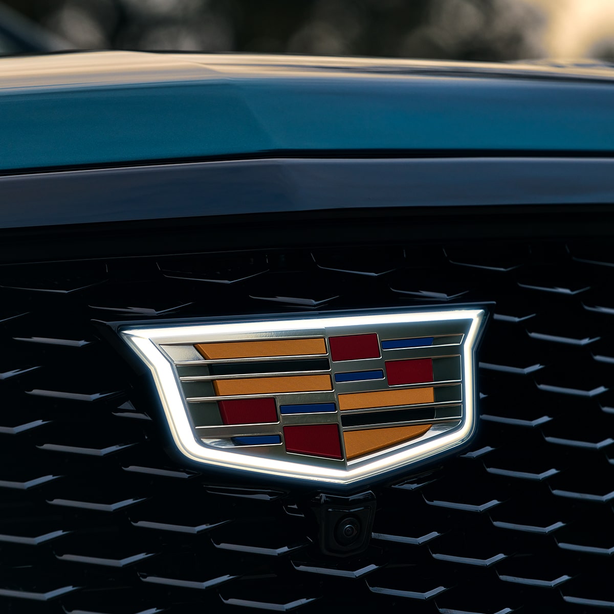 Primer plano de blasón de Cadillac en la parrilla de Escalade 2025
