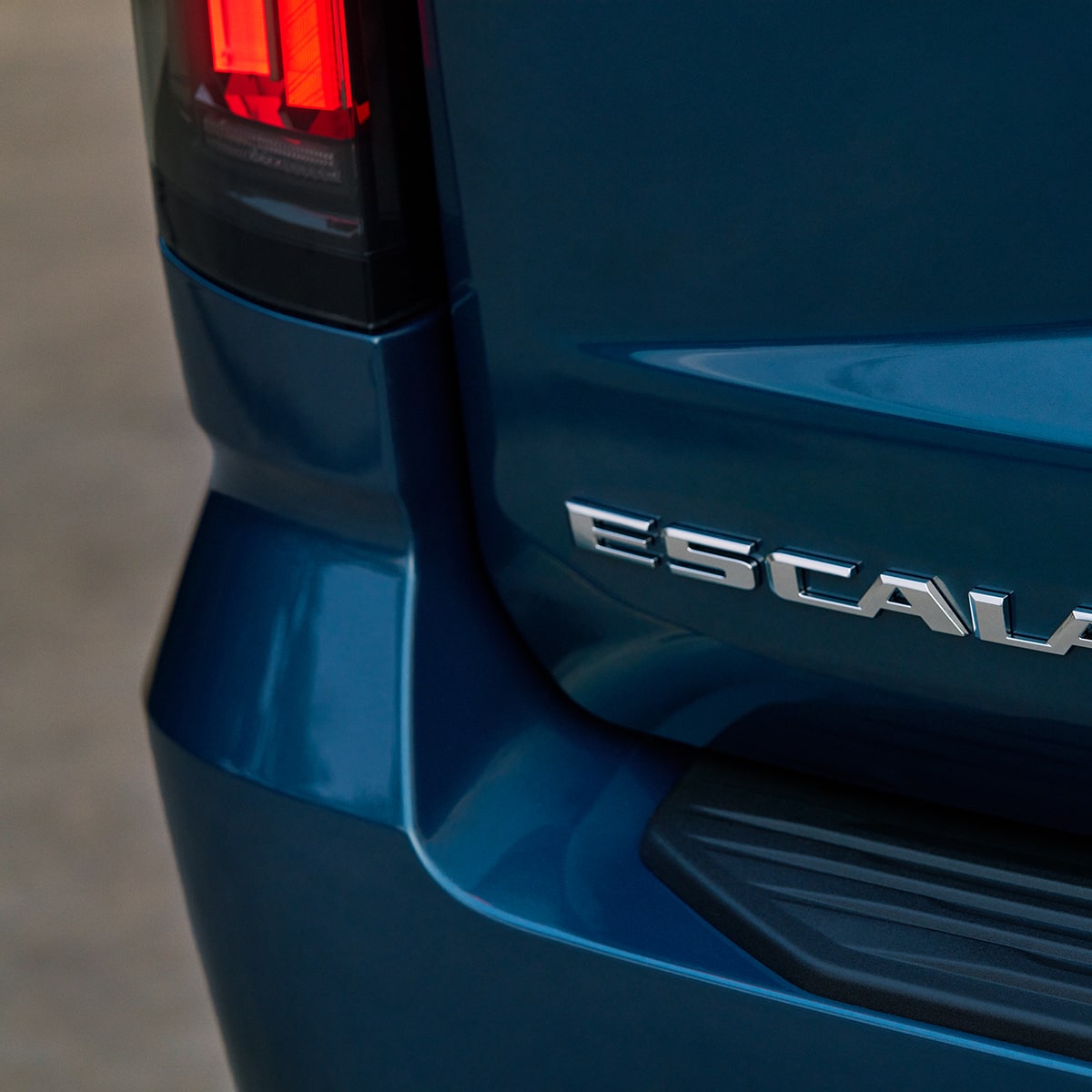 Primer plano de placa de identificación de Escalade en la parte trasera de Cadillac Escalade 2025