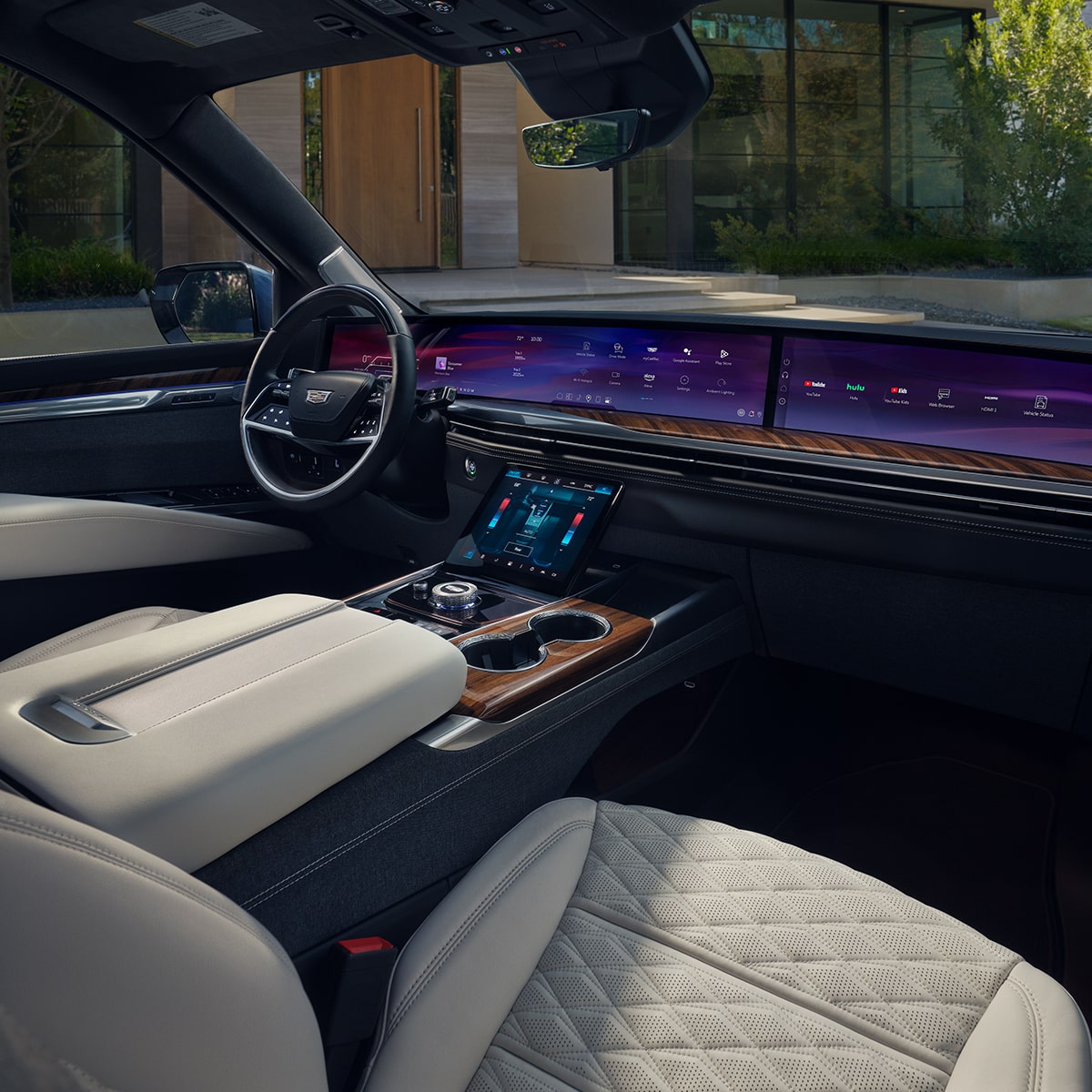 Vista del copiloto de la pantalla de 55" y la elegante consola central de Escalade 2025