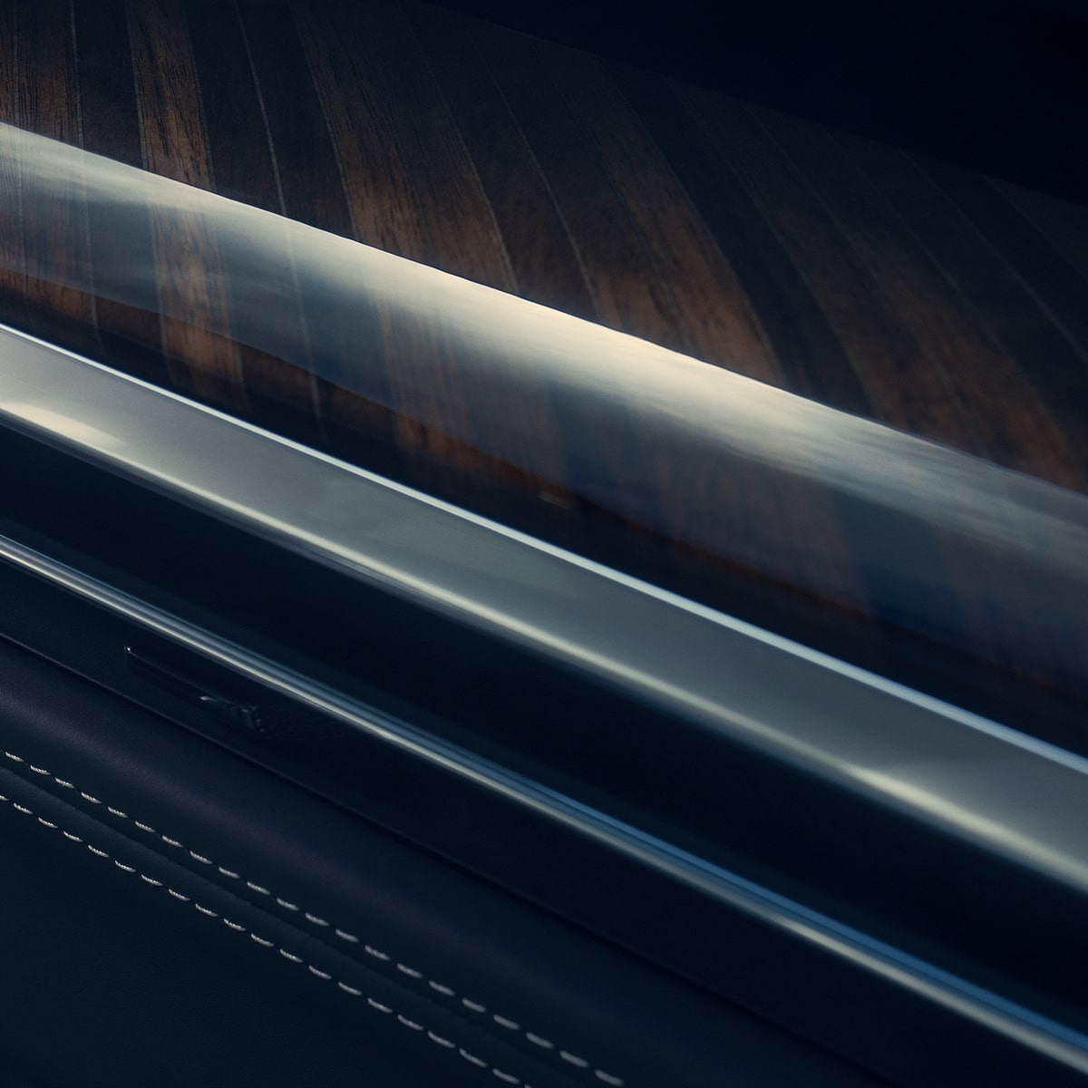 Primer plano de los detalles de las molduras de madera interior de Cadillac Escalade 2025