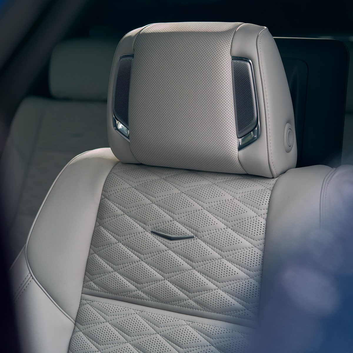 Primer plano de las bocinas en el apoyacabeza de asiento de Cadillac Escalade 2025