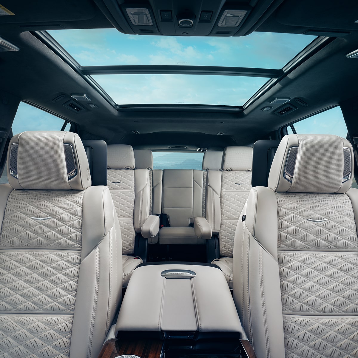 Vista delantera de los amplios asientos de tres filas del Cadillac Escalade 2025