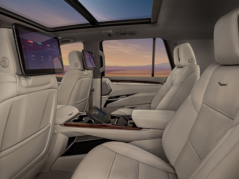 La segunda fila ejecutiva de Escalade 2025, con un bello atardecer de fondo