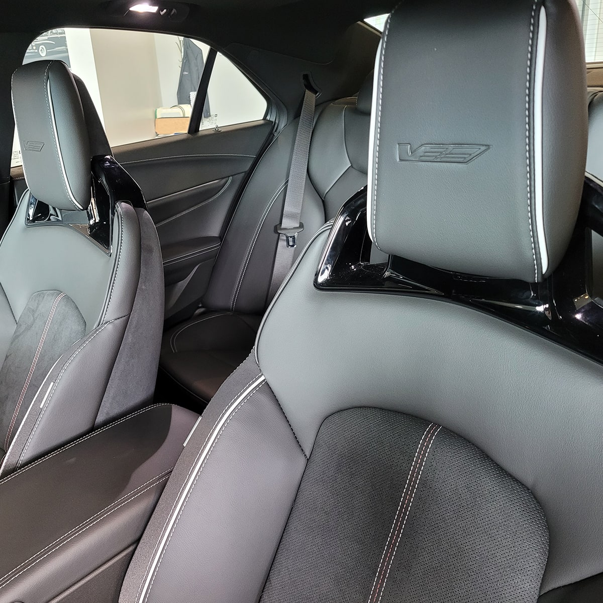 Asientos de piel adelante y atrás en el interior del sedán Cadillac V-Series