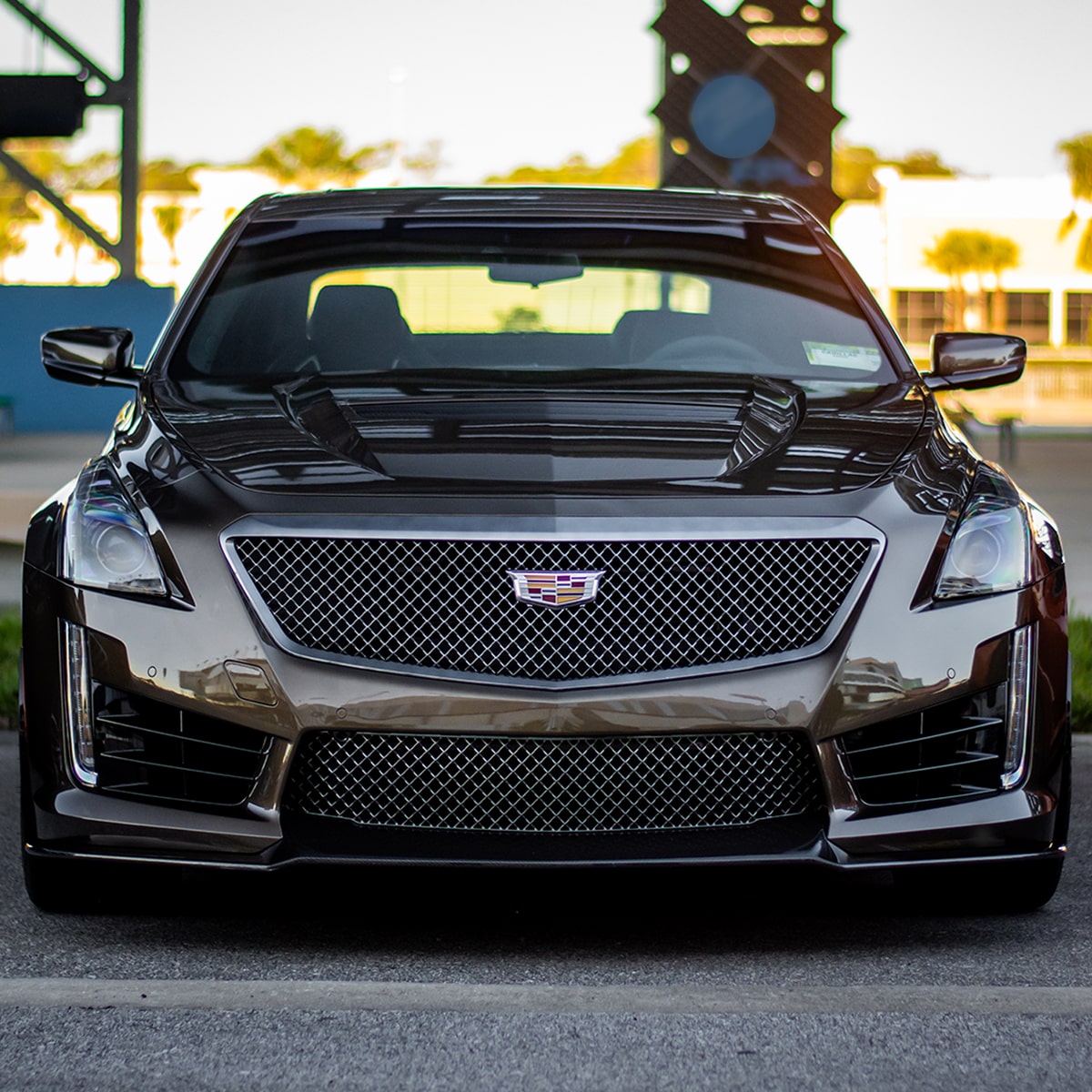 Vista delantera del cofre y de la parrilla de un Cadillac CTS-V en Negro