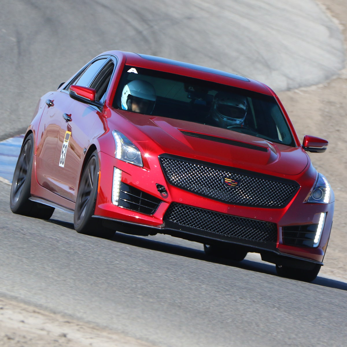 Cadillac CTS-V en Rojo circulando por una pista de carreras