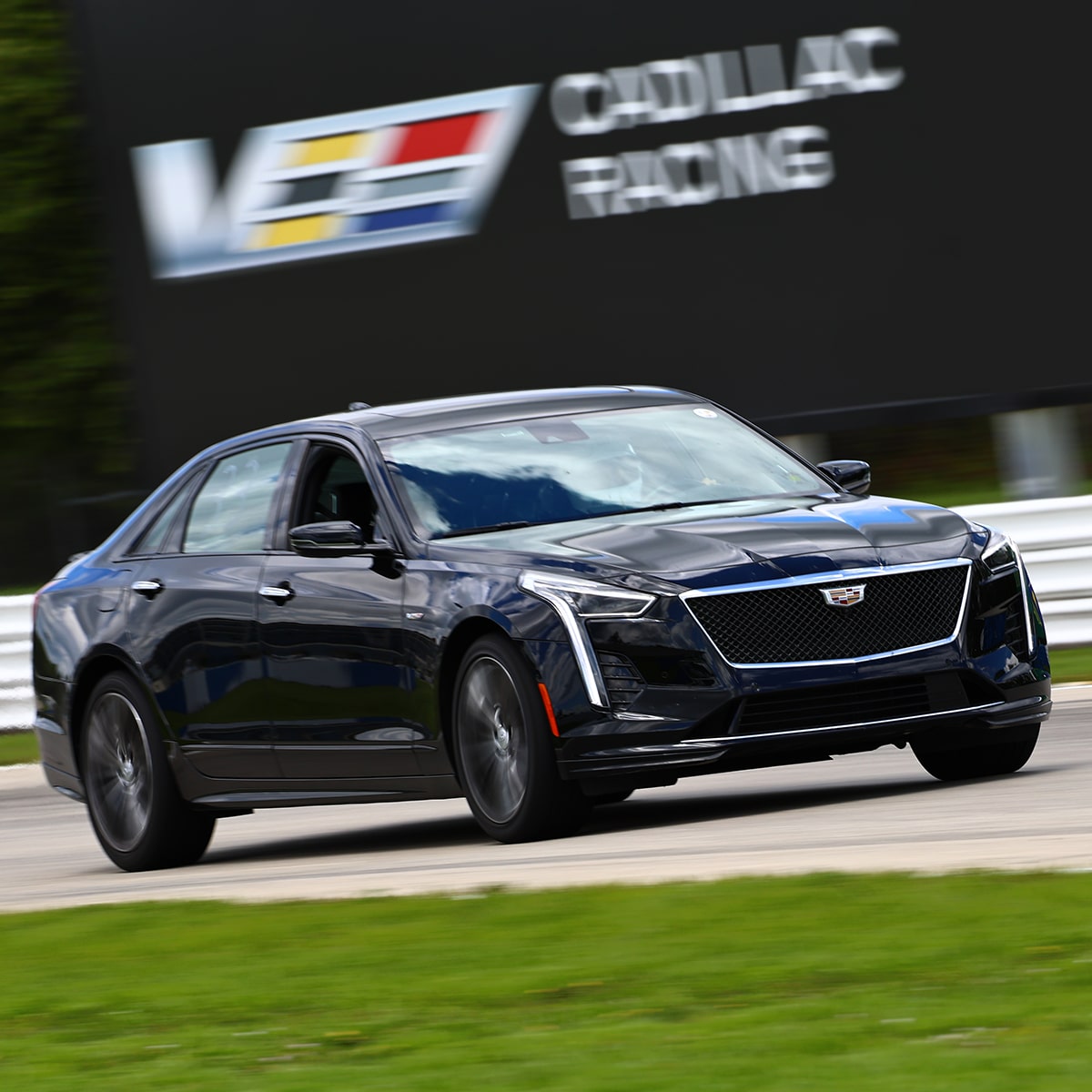 Modelo de Cadillac V-Series en Negro circulando por una pista de carreras de Cadillac