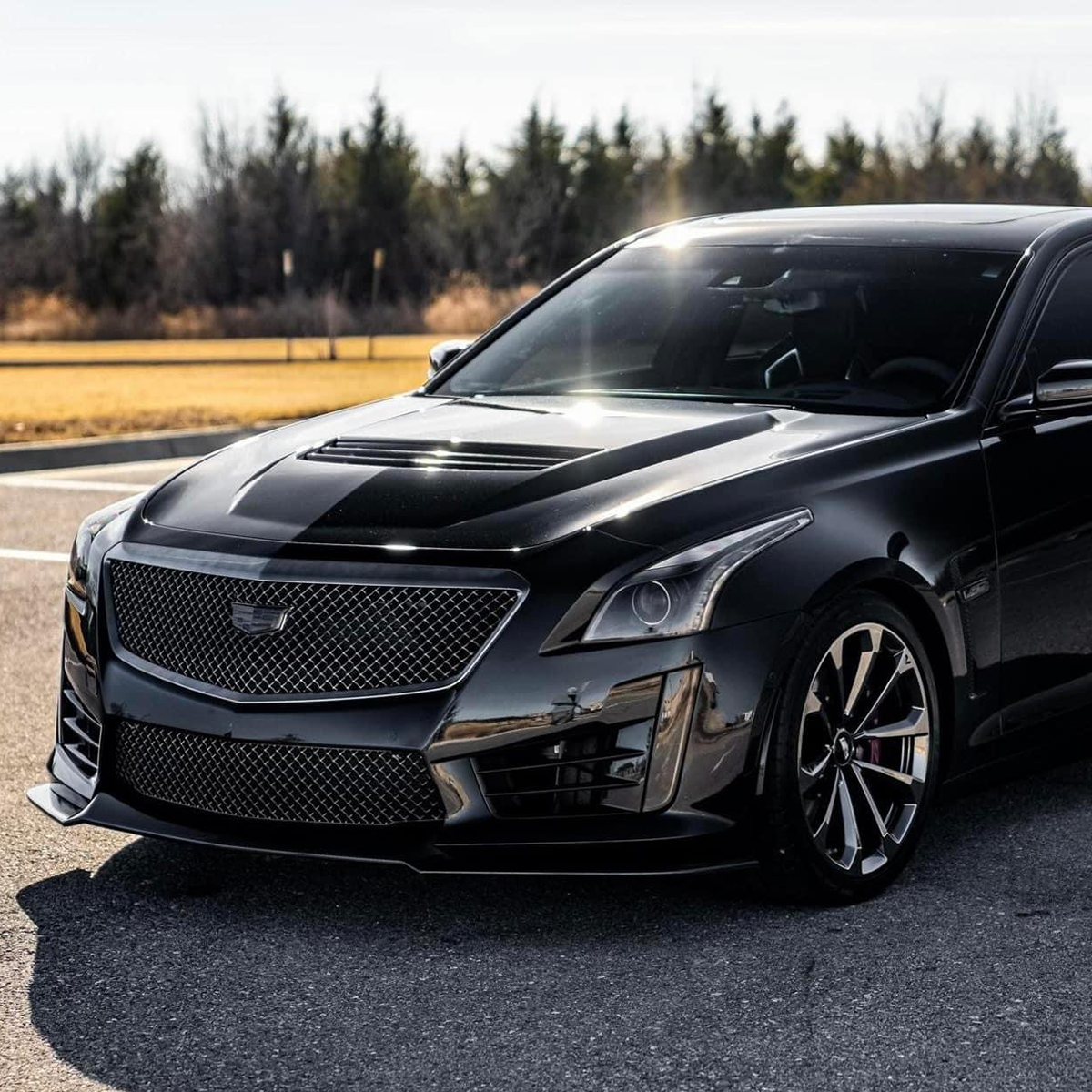 Cadillac CT5-V Blackwing estacionado en un estacionamiento al lado de un bosque