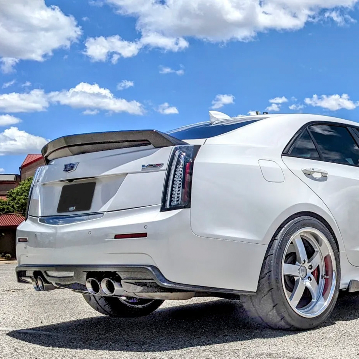Vista trasera exterior del sedán Cadillac V-Series en Blanco