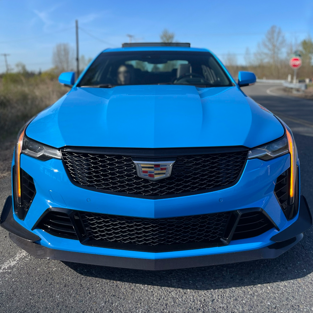 Vista delantera de parrilla y cofre de Cadillac CT5-V Blackwing en Azul