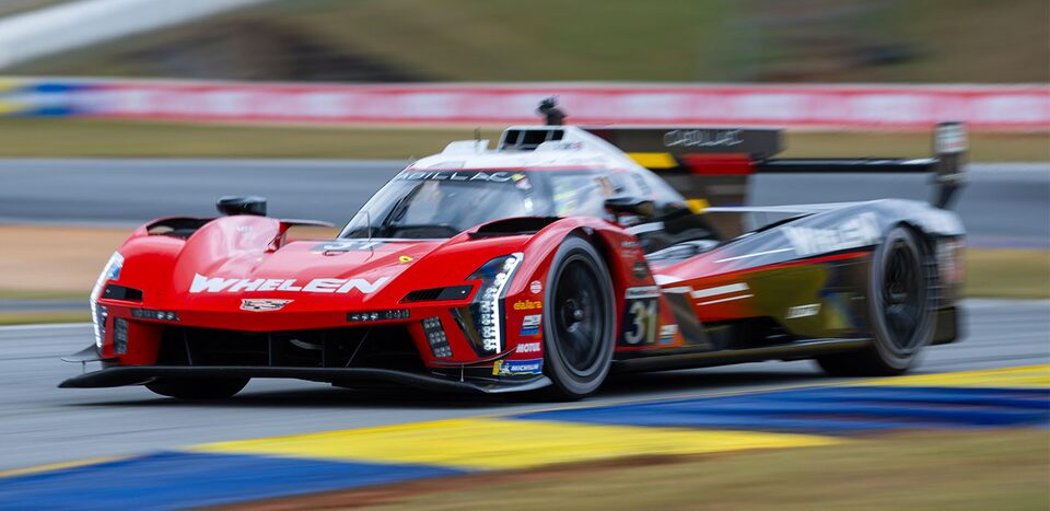 Un V-Series.R de Cadillac Racing a toda velocidad en una pista de carreras