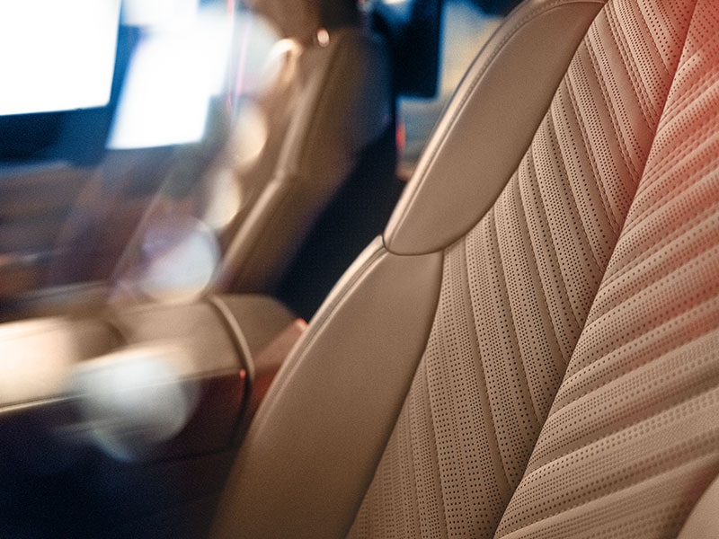 Primer plano del interior de los asientos delanteros con calefacción y masajes en Cadillac Escalade IQ 2025