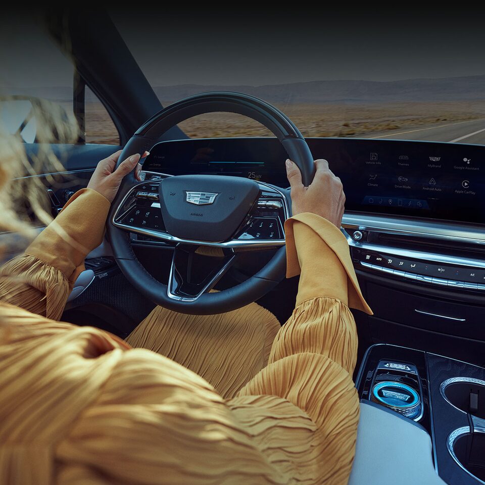 Conductor detrás del volante de una Cadillac LYRIQ